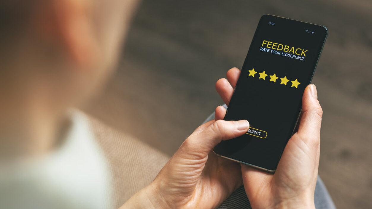 customer leaving 5 star review on phone.jpg__PID:20e005c6-bdda-4bca-941c-360b9712ecba